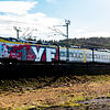 Einer mit Graffitis besprühter Zug der Breisgau-S-Bahn bei Marbach.