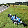 Ein Motorrad liegt nach einem Unfall in der Wiese. (Symbolbild) Am Wochenende haben sich im Landkreis Waldshut einige, teils schwer ...