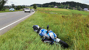 Ein Motorrad liegt nach einem Unfall in der Wiese. (Symbolbild) Am Wochenende haben sich im Landkreis Waldshut einige, teils schwer ...
