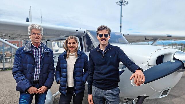 Am Flughafen Friedrichshafen: SÜDKURIER-Leser Erwin Holzmann und Julia Welte mit Pilot Samy Kramer. Sie stehen vor Cessna 172 des ...