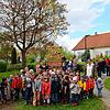 Kindergartenteam, Kindergartenkinder, Eltern, Geschwister und Begleitpersonen feiern ein Maifest. Bild: Sandra Häusler
