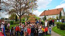 Kindergartenteam, Kindergartenkinder, Eltern, Geschwister und Begleitpersonen feiern ein Maifest. Bild: Sandra Häusler