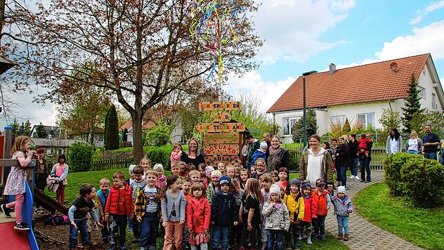 Kindergartenteam, Kindergartenkinder, Eltern, Geschwister und Begleitpersonen feiern ein Maifest. Bild: Sandra Häusler