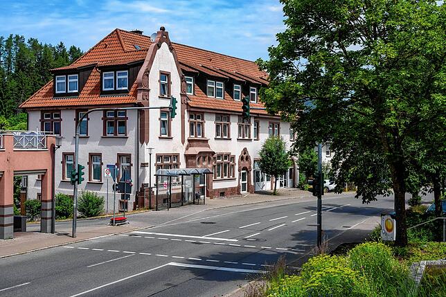 Blick auf das ehemalige Schulhaus in der Rottweiler Straße.