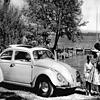 Mutter und Tochter am See: In den 60er-Jahren galt der VW Käfer ein Symbol für nach dem Krieg wiedererlangten Wohlstand.