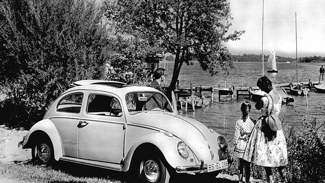 Mutter und Tochter am See: In den 60er-Jahren galt der VW Käfer ein Symbol für nach dem Krieg wiedererlangten Wohlstand.