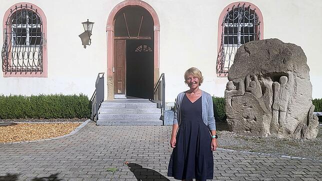 Schulleiterin Heidi Linster, hier im Klosterhof der Heimschule Kloster Wald, möchte neue Schülerinnen für die renommierte ...