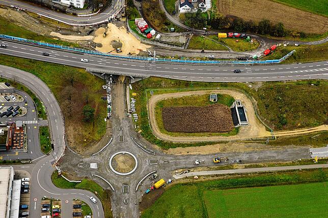 Bilder aus dem November zeigen, wie hier unterschiedliche Schichten für den Asphalt aufgetragen wurden.