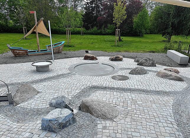 Hier soll Kindern der Zusammenfluss von Brigach und Breg nahe gebracht werden. Das Rund symbolisiert den Donauquelltopf.