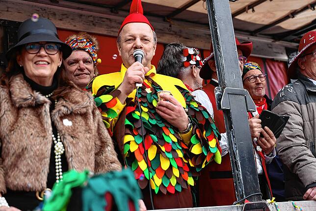 Bild 19: Fastnacht auf dem Schienerberg: Tausende feiern den Höriumzug mit kreativen Mottos