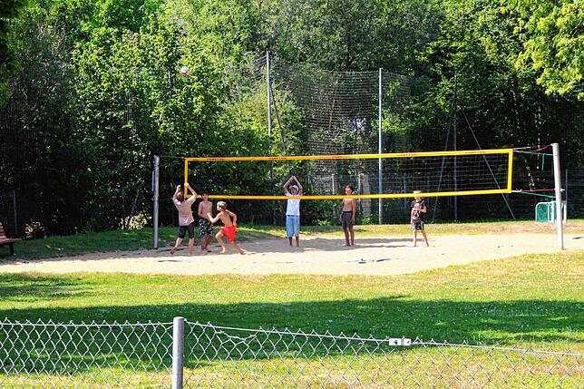 Auch an Land ist im Freibad einiges geboten, wie das Beachvolleyballfeld.