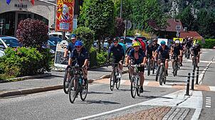 Die Gruppe aus Dachsberg fährt nach dem letzten Anstieg und einem Regenschauer in Saint Jean de Sixt ein. Vorn fährt Bürgermeister ...