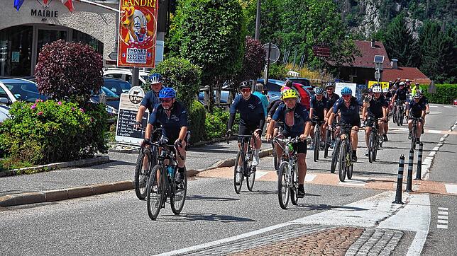 Die Gruppe aus Dachsberg fährt nach dem letzten Anstieg und einem Regenschauer in Saint Jean de Sixt ein. Vorn fährt Bürgermeister ...