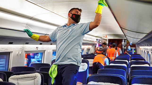 Ein Mitarbeiter des DB-Fernverkehrswerks Dortmund reinigt mit Mundschutz und Gummihandschuhen einen ICE. Bild: dpa