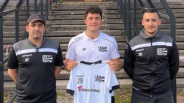 Danilo Cristilli (mitte) wurde im Mai von FC 08-Sportvorstand Arash Yahyaijan (links) und Cheftrainer Marcel Yahyaijan als Neuzugang ...