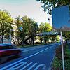Die Stadt Konstanz klappt die Tempo-30-Schilder vor den Schulen regelmäßig für die Ferien zu. Hier: Vor der Gemeinschaftsschule und ...