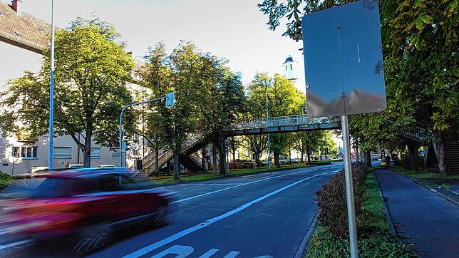 Die Stadt Konstanz klappt die Tempo-30-Schilder vor den Schulen regelmäßig für die Ferien zu. Hier: Vor der Gemeinschaftsschule und ...