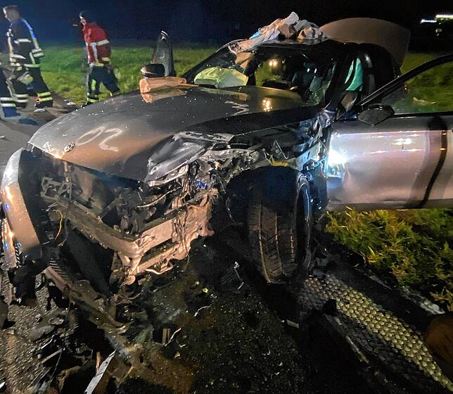 Völlig zerstört ist das Auto, in dem ein sechsjähriges Mädchen starb. Die Ermittlungen zum Unfallhergang dauern an.