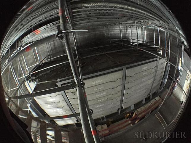 Der Schwingungstilger im Testturm ist ein Paket aus Betonplatten. Zusammen wiegen sie 240 Tonnen. Das Gewicht ist an acht Stahlseilen ...
