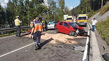 Drei Autos werden stark beschädigt, als am Dienstag (13. September 2016) der Fahrer des roten Kleinwagens auf der Bundesstraße 317 im ...