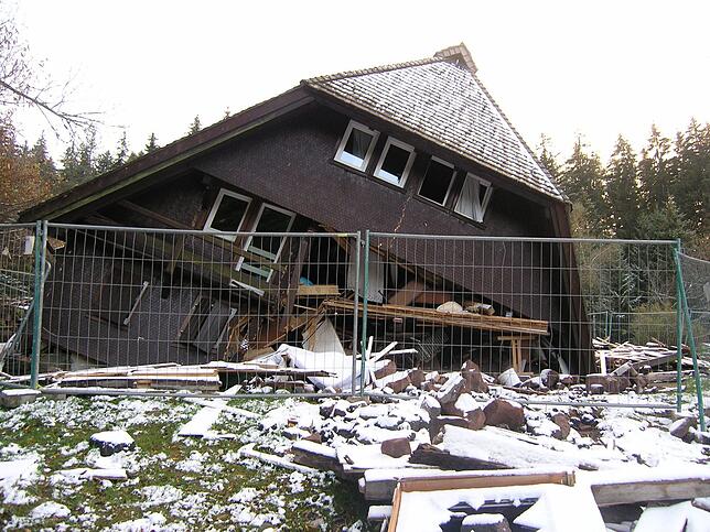 Am 30. September 2006 kommt es zu einer schweren Explosin im Freizeitheim Weißloch. Das 200 Jahre alte Bauernhaus wird dabei vollständig ...
