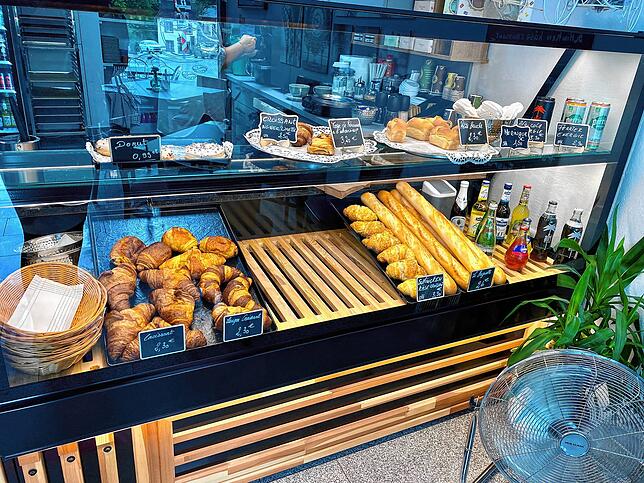 Zum Angebot zählen französische Produkte: süßes Gebäck wie Macarons, Eclairs, Pain au chocolat und Tartes, oder ganz traditionell ...