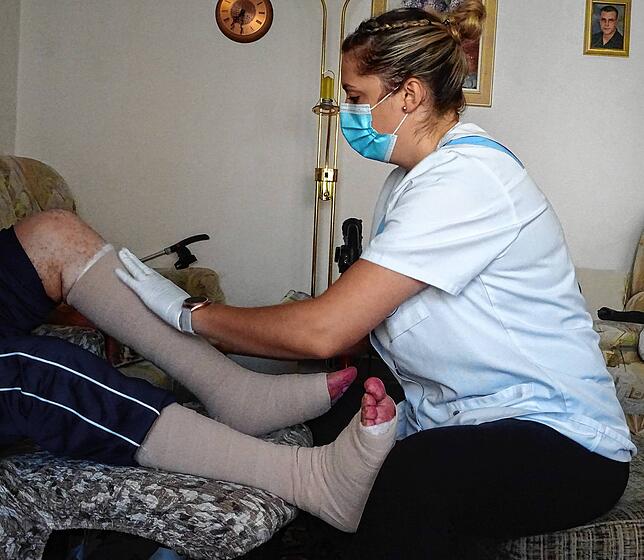 Kompressionsstrümpfe oder auch ein Kompressionsverband (wie hier) schützen die Patienten vor Blutgerinnseln. Bei diesem Patienten ...