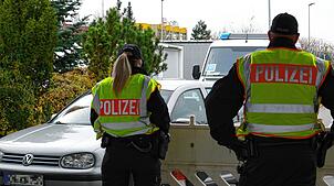 (Archivbild von 2017) Achtung, Kontrolle! Zwei Bundespolizisten am Grenzübergang Rielasingen im Einsatz. Hier wird am Mittwoch, 4. Juni, ...