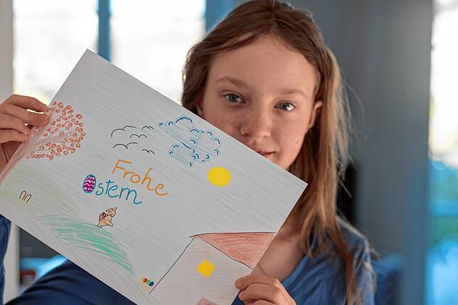 Jeder Ostergruß hat eine junge Absenderin oder einen jungen Absender: Pauline (12) mit dem Bild, das sie für einen alten Menschen in ...