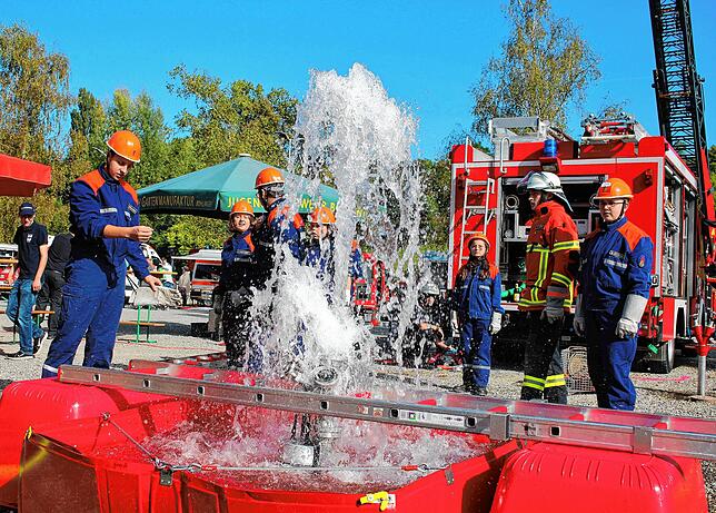 Das Element Wasser gehört bei den Jugendfeuerwehren immer zu einem Einsatz, hier die Jugendlichen aus Bohlingen vor einer sprudelnden ...