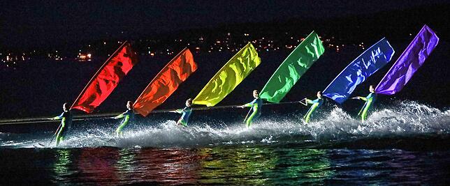Eine Augenweide ist die Wasserski-Show bei Nacht.