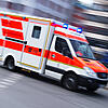 Ein Rettungswagen im Einsatz. (Symbolbild) In Waldshut ist ein Siebenjähriger von einem Auto erfasst und schwer verletzt worden.