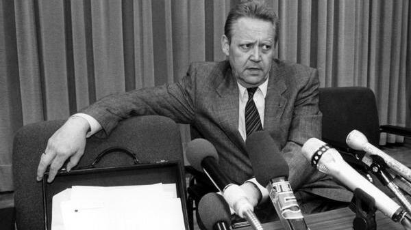 Ein ernstes Gesicht macht Günter Schabowski, Mitglied des Politbüros des ZK der SED und 1. Sekretär der SED-Bezirksleitung Berlin, auf ...