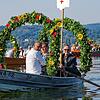 Pfarrer Stefan Hutterer (rechts) und Bürgermeister Patrick Krauss (Mitte) wurden von Michael Fuchs über den See befördert. Auf dem See ...