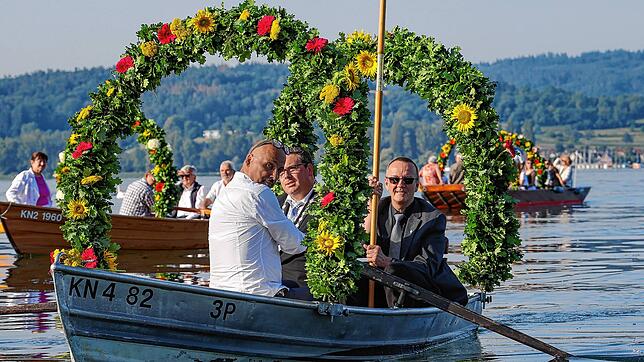 Pfarrer Stefan Hutterer (rechts) und Bürgermeister Patrick Krauss (Mitte) wurden von Michael Fuchs über den See befördert. Auf dem See ...