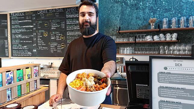 Deniz Mert überreicht mir meine Überraschungs-Bowl.