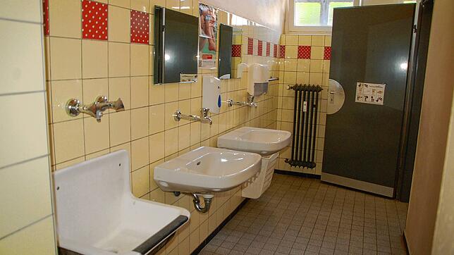 Die Sanitäreinrichtung in der Eichsler Schule ist wie vor 50 Jahren. Foto: Petra Wunderle