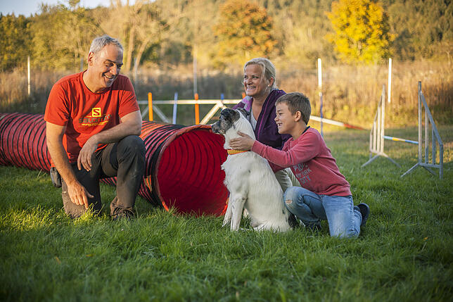 Bild 8: Gemeinsam in der Hundeschule: So üben Mensch und Tier zusammen auf dem Hindernisparcours