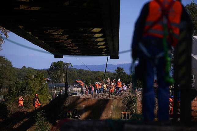 So modern die Technik ist, so wichtig bleibt die Handarbeit: Die richtige Richtung der Brücke wird mit Seilen justiert und purer ...