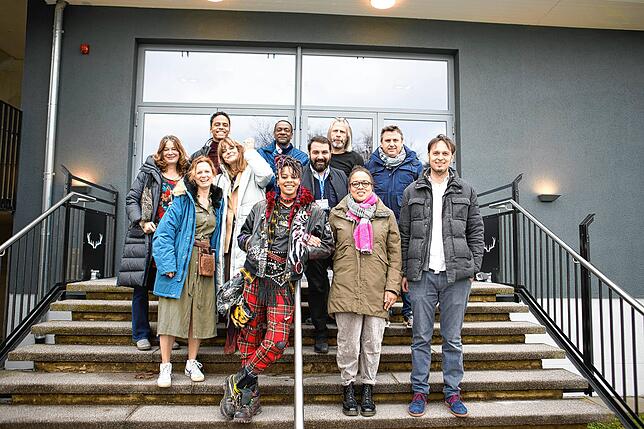 Das Team von „Homeshoppers Paradise“ posiert vor dem Eingang der Black Forest Studios.