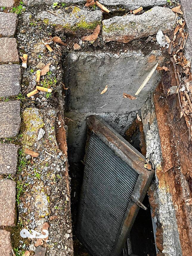 So sieht der Schacht eigentlich aus: Das Gitter ist an den Rändern verrostet und liegt in etwa 1,50 Metern Tiefe. Hier stürzten René ...
