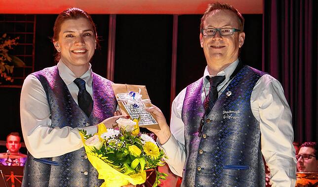 Der Vorsitzende Harald Vesenmeier bedankte sich bei der scheidenden Dirigentin Céline Pellmont.