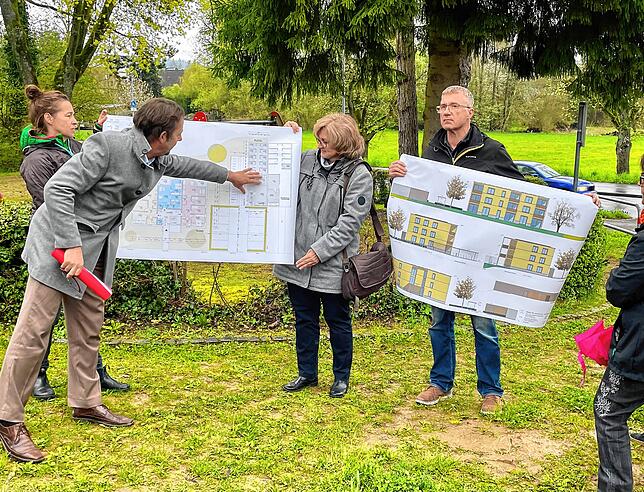 Bürgermeister Michael Klinger erklärt die Entwürfe des in der Hilzinger Straße geplanten Flüchtlingshauses. Im Bild von links: ...