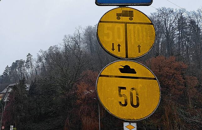 Haben Sie solche Schilder schon mal gesehen? Mancherorts hängen gelbe Verkehrsschilder, die Panzer und Militärfahrzeuge zeigen. Warum es ...