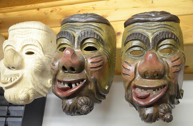 Ernst Benzing schnitzt auch Masken für die kleinen Hästräger. In seiner Werkstatt warten Kaujohle-Masken in vielen Größen auf ihre Träger.