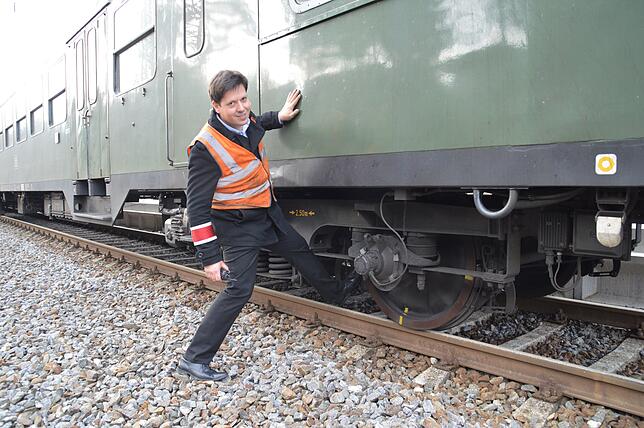 Jochen Auerbach prüft die Bremsen der Wagons. Das gehört zu seinen wichtigsten Aufgaben als Zugchef.