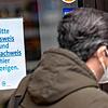 Ein Schild mit der Aufschrift &bdquo;Bitte Ausweis und 2G-Nachweis hier vorzeigen&ldquo; hängt in der Innenstadt von München vor einer ...
