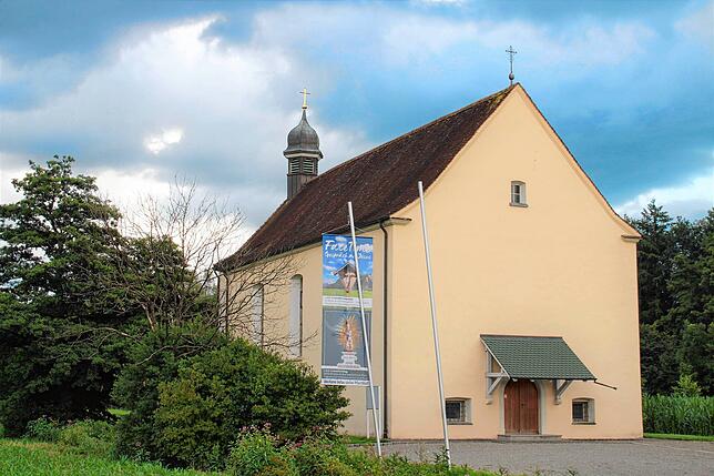 Wer von Nenzingen nach Stockach fährt, sieht rechts die St. Martins-Kapelle. Sie liegt liegt malerisch auf einer Wiese und wurde 1275 ...