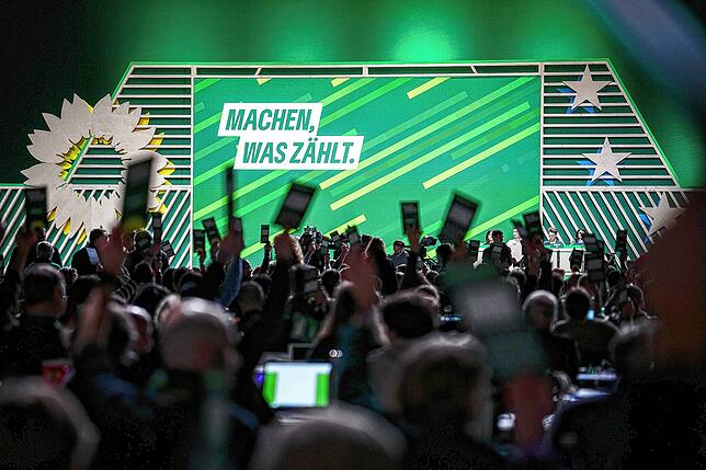 Delegierte stimmen beim Bundesparteitag von Bündnis 90/Die Grünen über einen Änderungsantrag ab.