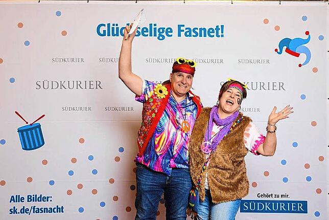 Bild 2: Bilder der SWR-Fasnacht im Konzil: Strahlende Narren vor der SÜDKURIER-VIP-Wand